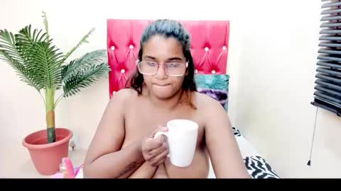 strawberry_lipz online show from October 28, 5:35 am