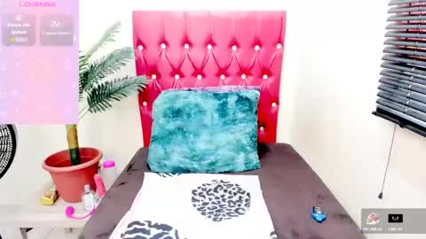 strawberry_lipz online show from November 7, 9:04 am