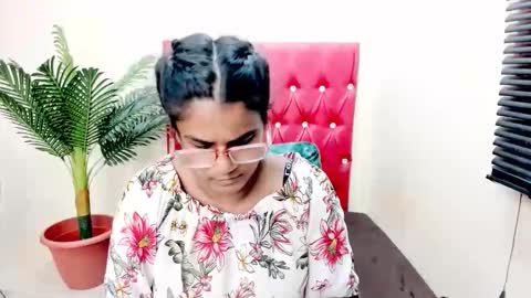 strawberry_lipz online show from November 10, 4:18 am