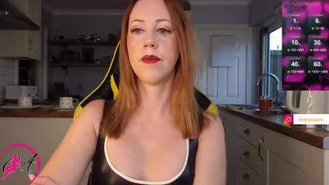 Snapshot of stripmequick chatting on December 2, 10:38 am Amorina online show from December 2, 10:38 am