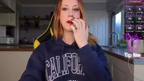 Snapshot of stripmequick chatting on February 6, 9:53 am Amorina online show from February 6, 9:53 am