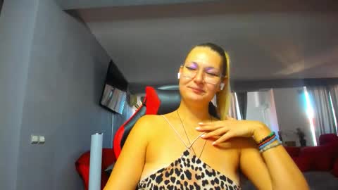 Snapshot of sugar_mayy chatting on October 10, 8:52 am May online show from October 10, 8:52 am