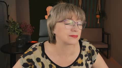 Vivien online show from December 14, 9:18 am