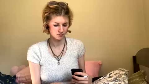 Snapshot of suicunebitch chatting on December 22, 8:14 pm Ophelia online show from December 22, 8:14 pm