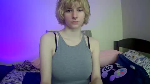 Snapshot of suicunebitch chatting on December 30, 3:25 am Ophelia online show from December 30, 3:25 am