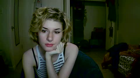 Snapshot of suicunebitch chatting on December 8, 4:46 am Ophelia online show from December 8, 4:46 am