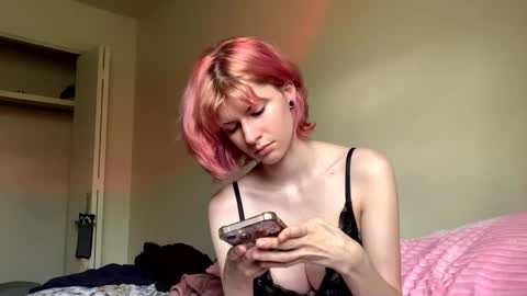 Snapshot of suicunebitch chatting on February 12, 10:15 pm Ophelia online show from February 12, 10:15 pm