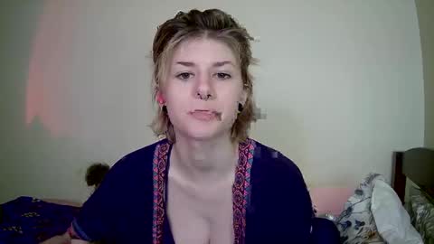 Snapshot of suicunebitch chatting on December 24, 1:27 am Ophelia online show from December 24, 1:27 am