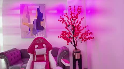 summer_miller online show from February 9, 11:34 am