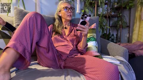 Snapshot of sunnie_dayz chatting on September 24, 3:38 am Hi Im Sunnie - Next show Friday August 1 online show from September 24, 3:38 am