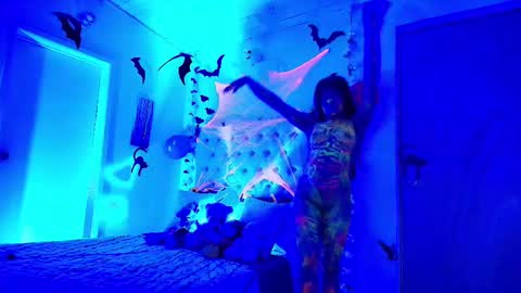    online show from October 4, 5:39 pm