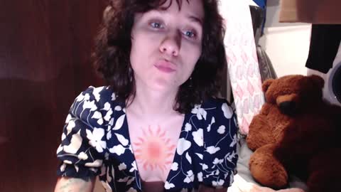 Snapshot of sunshinehella chatting on December 10, 1:55 pm Hella online show from December 10, 1:55 pm