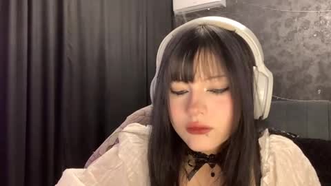 EmilySuonn online show from April 5, 7:24 pm