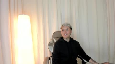 suzu_wolf online show from October 6, 5:46 am