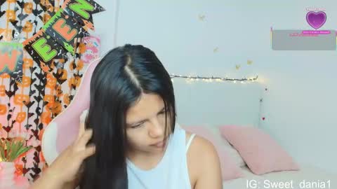 sweet_dania_ online show from October 26, 7:59 am