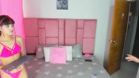 Snapshot of sweet_latiinas chatting on February 28, 7:46 pm Kathe and Scarlett online show from February 28, 7:46 pm