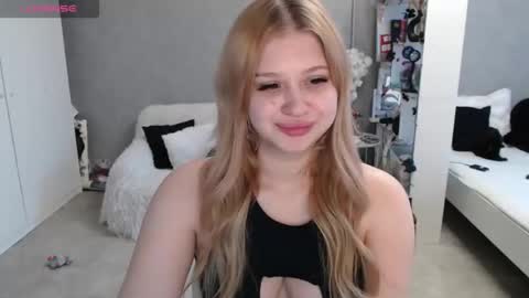 sweet_nicole_333 online show from March 23, 12:22 pm