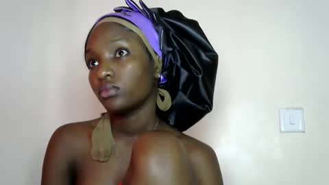 sweet_strawberina online show from May 19, 6:20 am