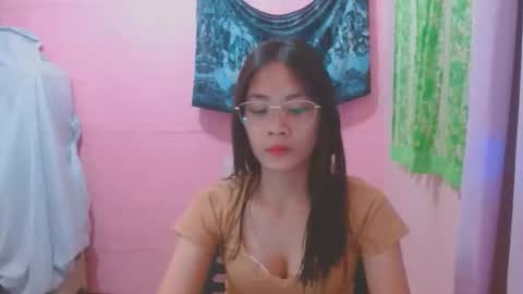 Mia online show from May 17, 1:10 pm