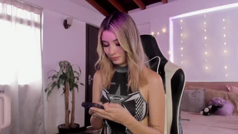 Snapshot of sweett_catt1 chatting on December 23, 8:57 pm Cat independent model online show from December 23, 8:57 pm