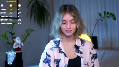 Mia online show from December 12, 1:43 am