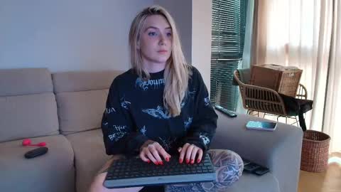 tattoobbgirl online show from May 9, 4:31 pm