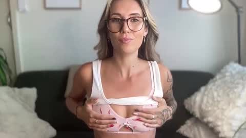 Taylor online show from March 6, 11:33 pm