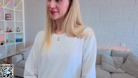 Snapshot of tesalune_ chatting on October 4, 6:19 am Tesa online show from October 4, 6:19 am