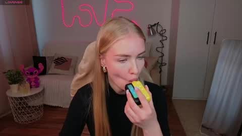 TessaHamilton online show from May 12, 12:34 pm