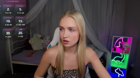 TessaHamilton online show from November 18, 12:17 pm