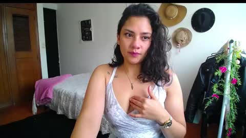 Snapshot of thaliacooper chatting on January 16, 6:59 pm online show from January 16, 6:59 pm