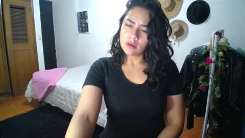 Snapshot of thaliacooper chatting on January 19, 2:36 am online show from January 19, 2:36 am