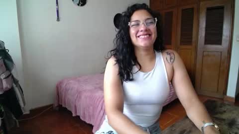 Snapshot of thaliacooper chatting on September 24, 5:56 pm online show from September 24, 5:56 pm