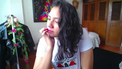 Snapshot of thaliacooper chatting on December 19, 7:07 pm online show from December 19, 7:07 pm