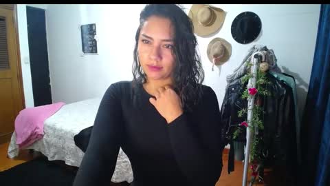 Snapshot of thaliacooper chatting on January 12, 12:18 am online show from January 12, 12:18 am