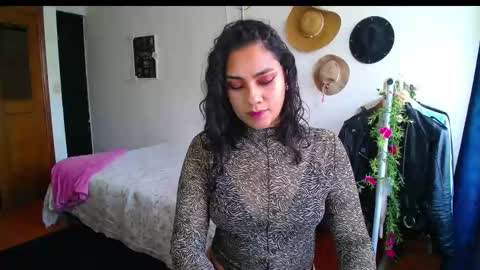 Snapshot of thaliacooper chatting on January 12, 7:42 pm online show from January 12, 7:42 pm
