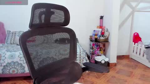 Snapshot of thatgirl2003 chatting on December 17, 3:06 pm   online show from December 17, 3:06 pm