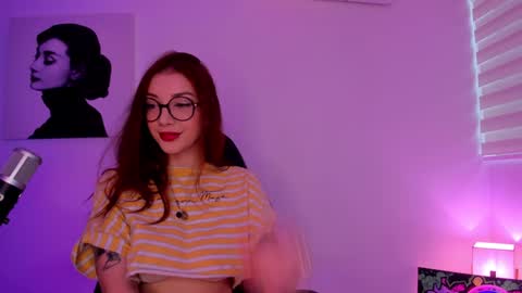 Snapshot of thecosmicgirl chatting on January 21, 10:51 pm Alicia Alikath online show from January 21, 10:51 pm