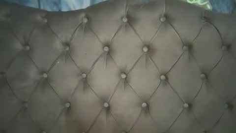 Elle  dont forget to folloW me and thumbs up online show from April 11, 1:48 pm