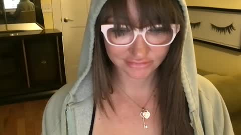 Snapshot of themrsnelson chatting on October 29, 9:02 am Cach Nelson online show from October 29, 9:02 am