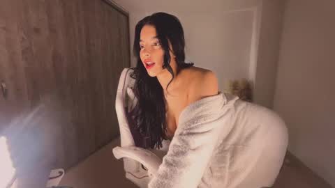 Tiaraaa 02 online show from September 30, 5:35 am