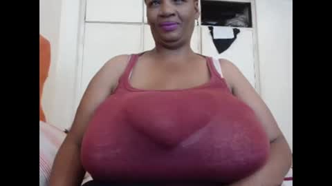 Snapshot of tinagiant chatting on January 22, 9:46 am tinagiant online show from January 22, 9:46 am