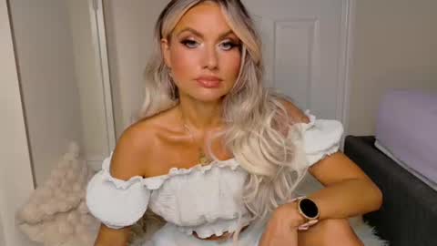 tinkerbell822 online show from May 19, 7:26 am