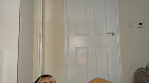 tinkerbell822 online show from May 4, 7:56 am