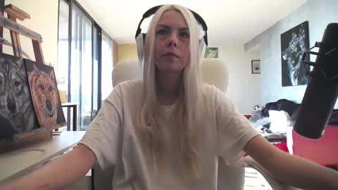 stage Kylie Sinner  brand CLITBAIT online show from October 11, 7:38 pm