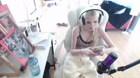 stage Kylie Sinner  brand CLITBAIT online show from February 10, 2:48 pm