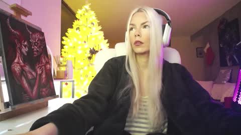 stage Kylie Sinner  brand CLITBAIT online show from December 21, 10:13 pm