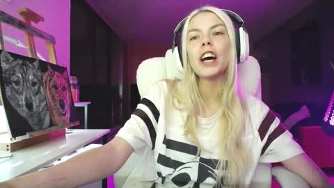 stage Kylie Sinner  brand CLITBAIT online show from October 15, 7:22 am