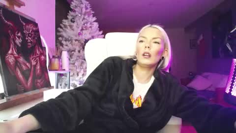 stage Kylie Sinner  brand CLITBAIT online show from December 17, 9:30 pm