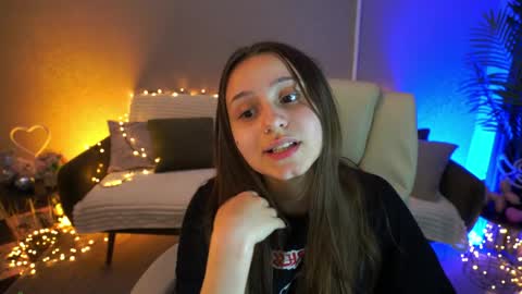 tinynataliee online show from May 18, 1:37 am